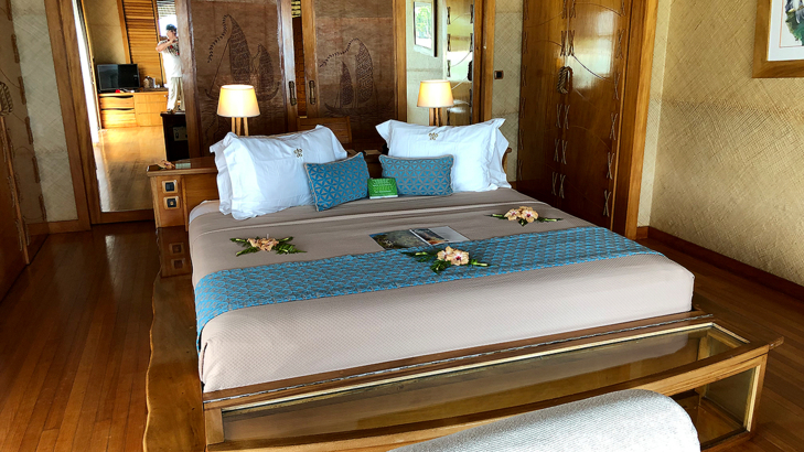 Tahiti Tahaa Island Resort Overwater Bungalow Innen